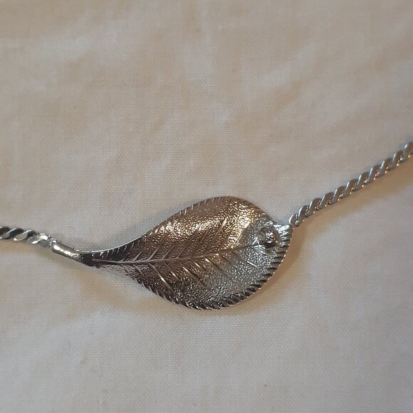Single Leaf Necklace Silvertone. 17 Inch Chain Length - Picture 1 of 3